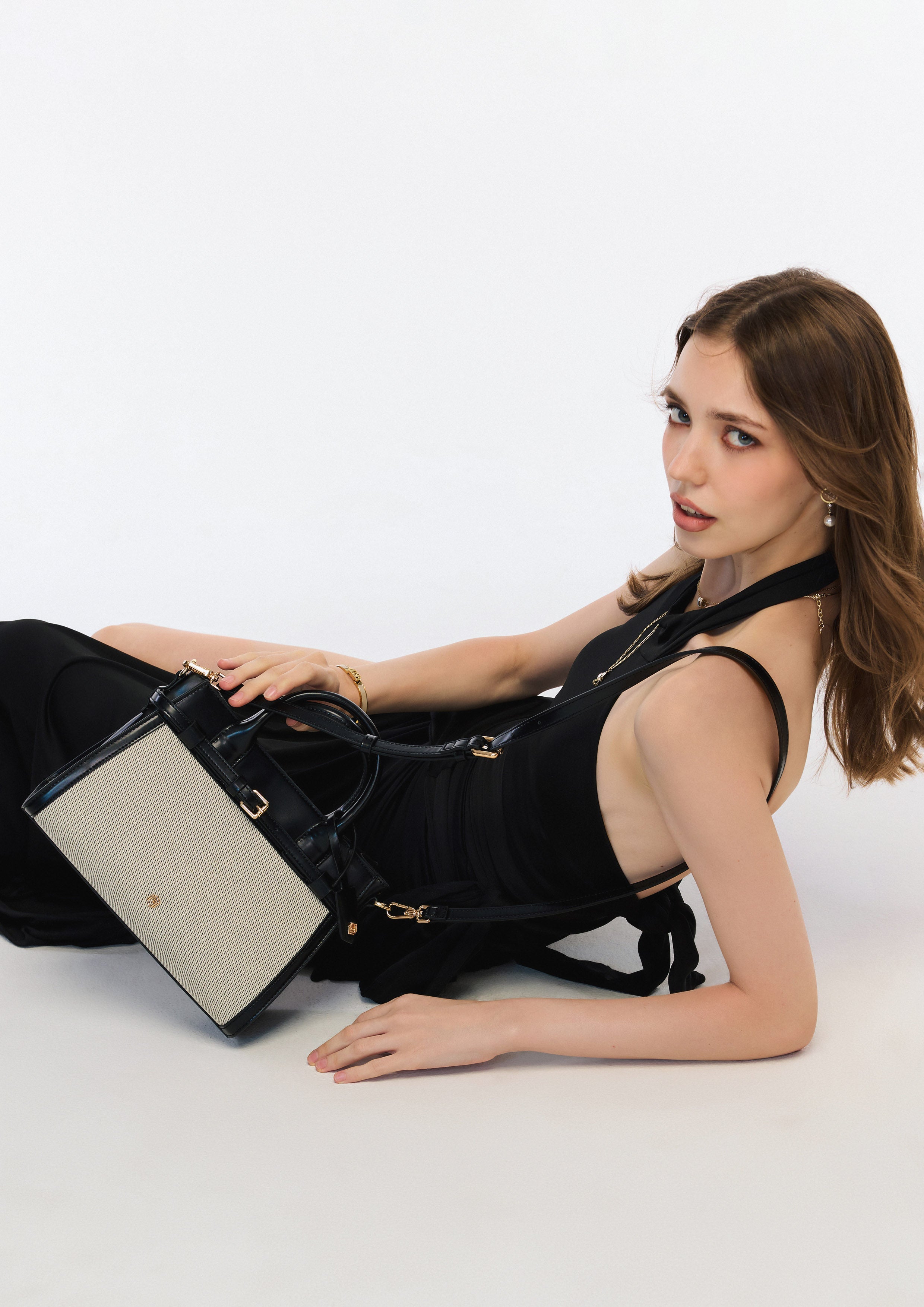 Gem Infinite Top Handle M Handbag - Black