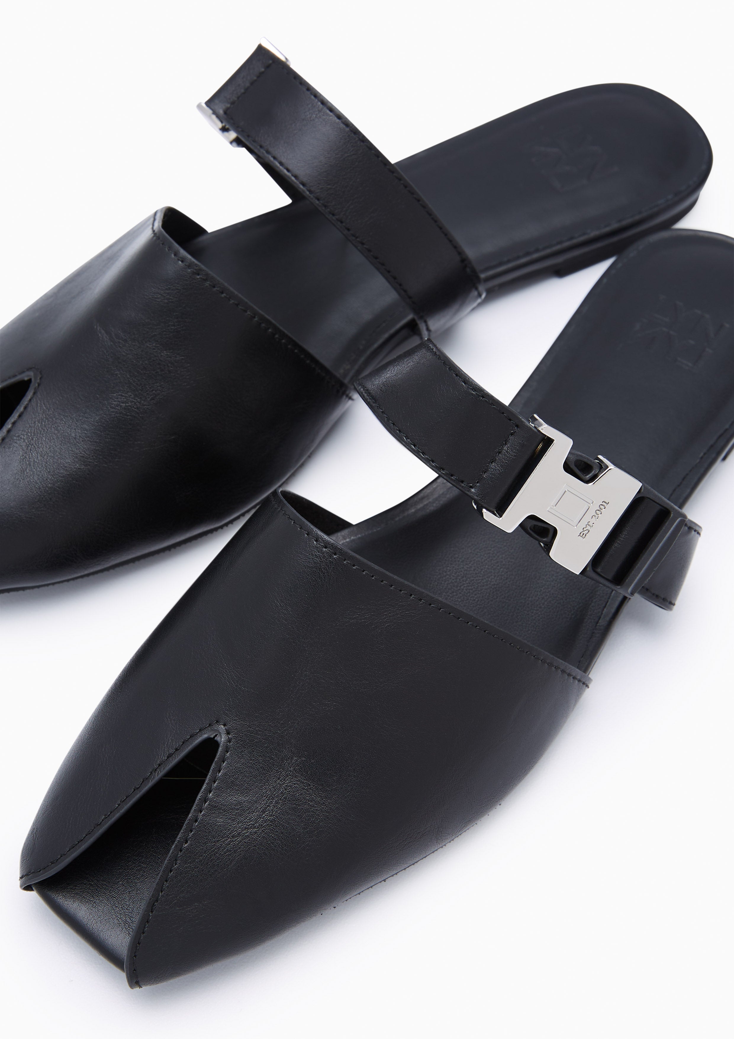 Iumy Flats And Sandals - Black