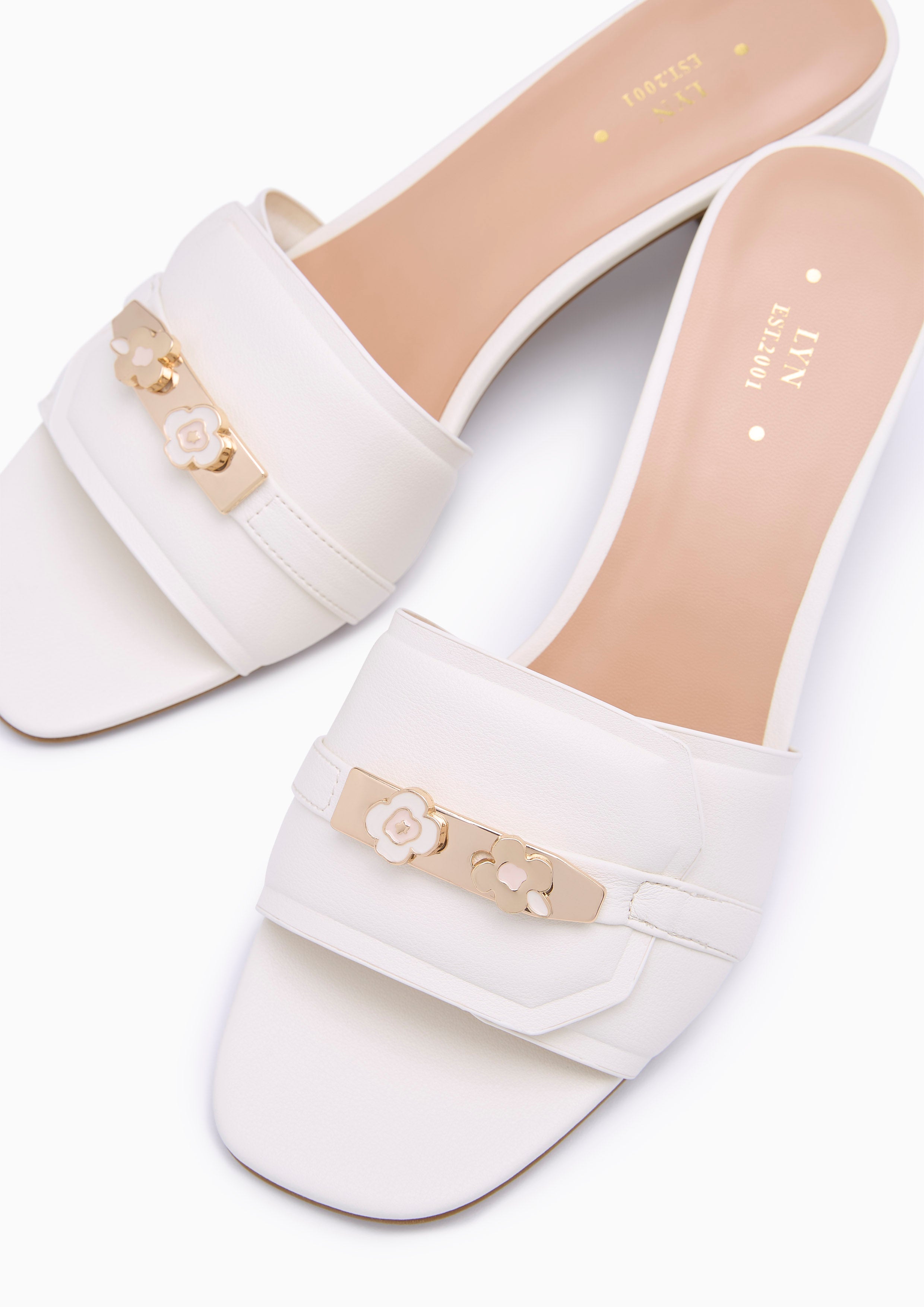Master Mid Poppy Flats And Sandals - Ivory